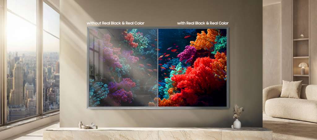 Telewizor Samsung z porównaniem obrazu bez i z technologią Real Black & Real Color w jasnym salonie
