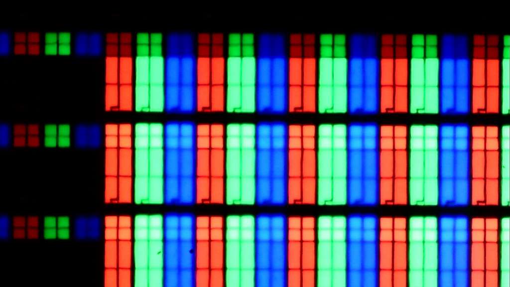 Struktura subpikseli RGB matrycy VA w telewizorach Samsung QN86H i QN80H