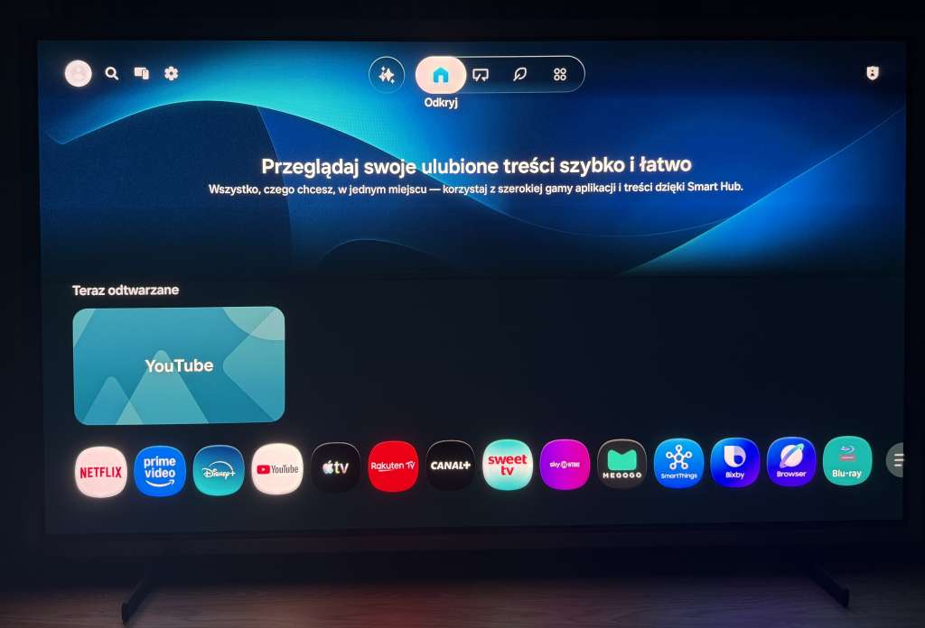 Ekran główny systemu Tizen w telewizorze Samsung OLED S99H z dostępem do aplikacji streamingowych, SmartThings i funkcji Smart TV.