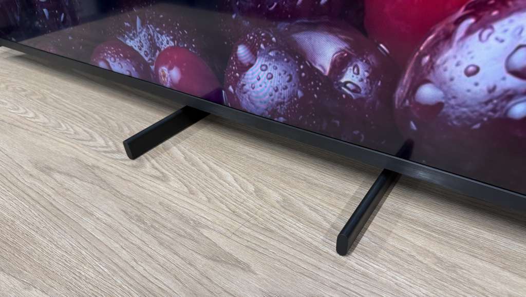 Podstawa i dwie nóżki telewizora Samsung QN80H, identycznego z modelem QN86H