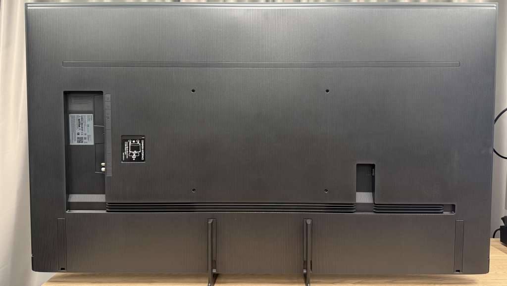 Tył telewizora Samsung QN80H, identycznego z modelem QN86H – złącza i mocowanie VESA