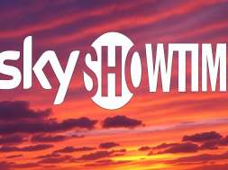 logo skyshowtime na różowym niebie