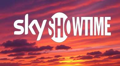 logo skyshowtime na różowym niebie
