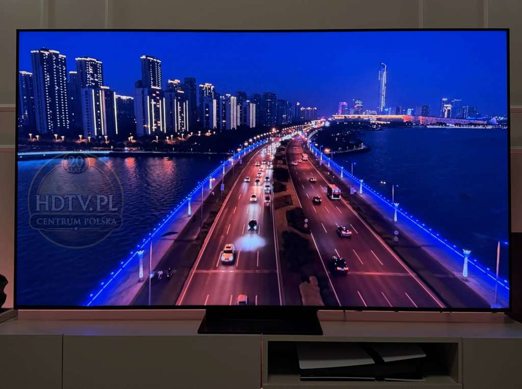 Telewizor TCL C7L wyświetlający nocną scenę miasta podczas testu kontrastu i czerni