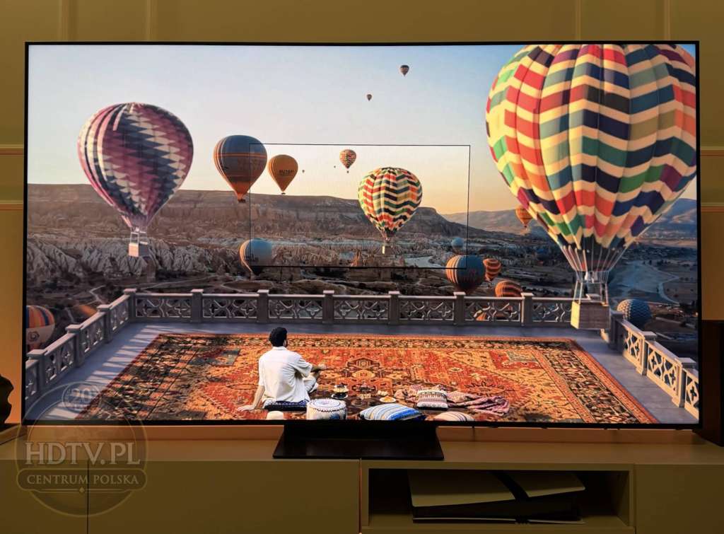 Telewizor TCL C7L wyświetlający jasną scenę HDR z balonami podczas testu obrazu