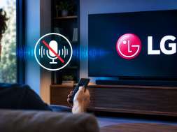 mężczyzna siedzi przed telewizorem lg
