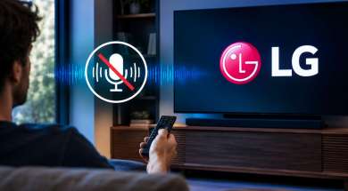 mężczyzna siedzi przed telewizorem lg