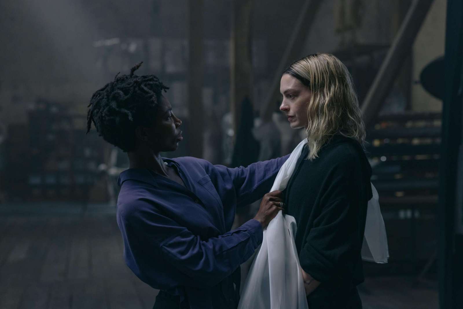 Anne Hathaway jako gwiazda popu. Psychologiczny thriller idealny na weekend już na Prime Video!